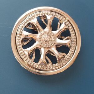 Wheel rim spinning center belt buckle